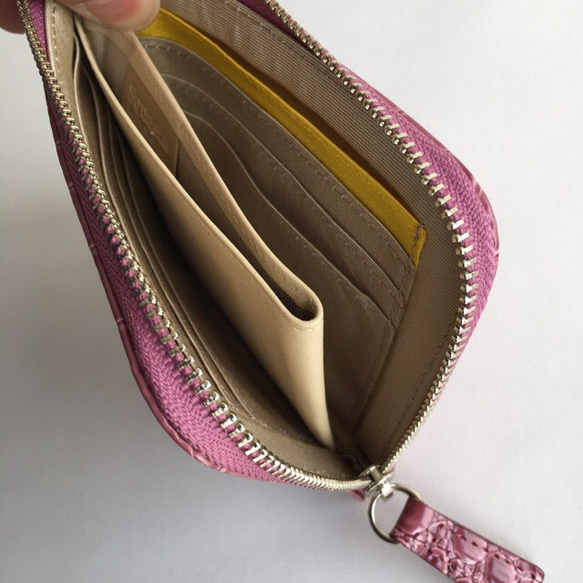 薄マチで使いやすい ハーフ財布 牛革 エナメルクロコ型押し コーラルピンク 日本製 コンパクトミニ財布《スクイーズ》 5枚目の画像