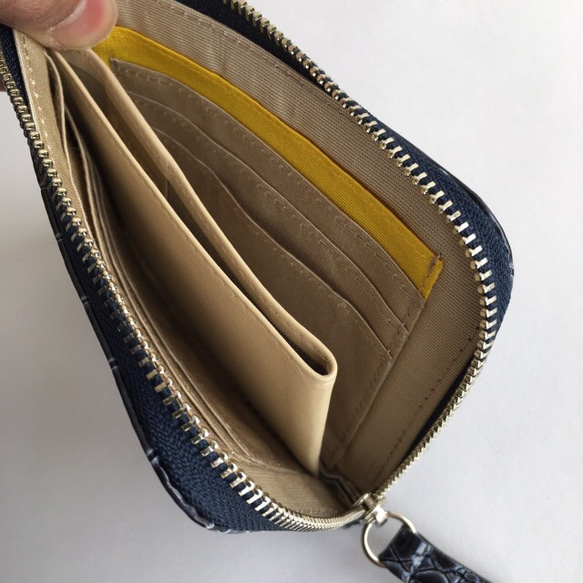 薄マチで使いやすい ハーフ財布 牛革 エナメルクロコ型押し ネイビー ミニ財布 Squeeze スクイーズ 日本製 5枚目の画像