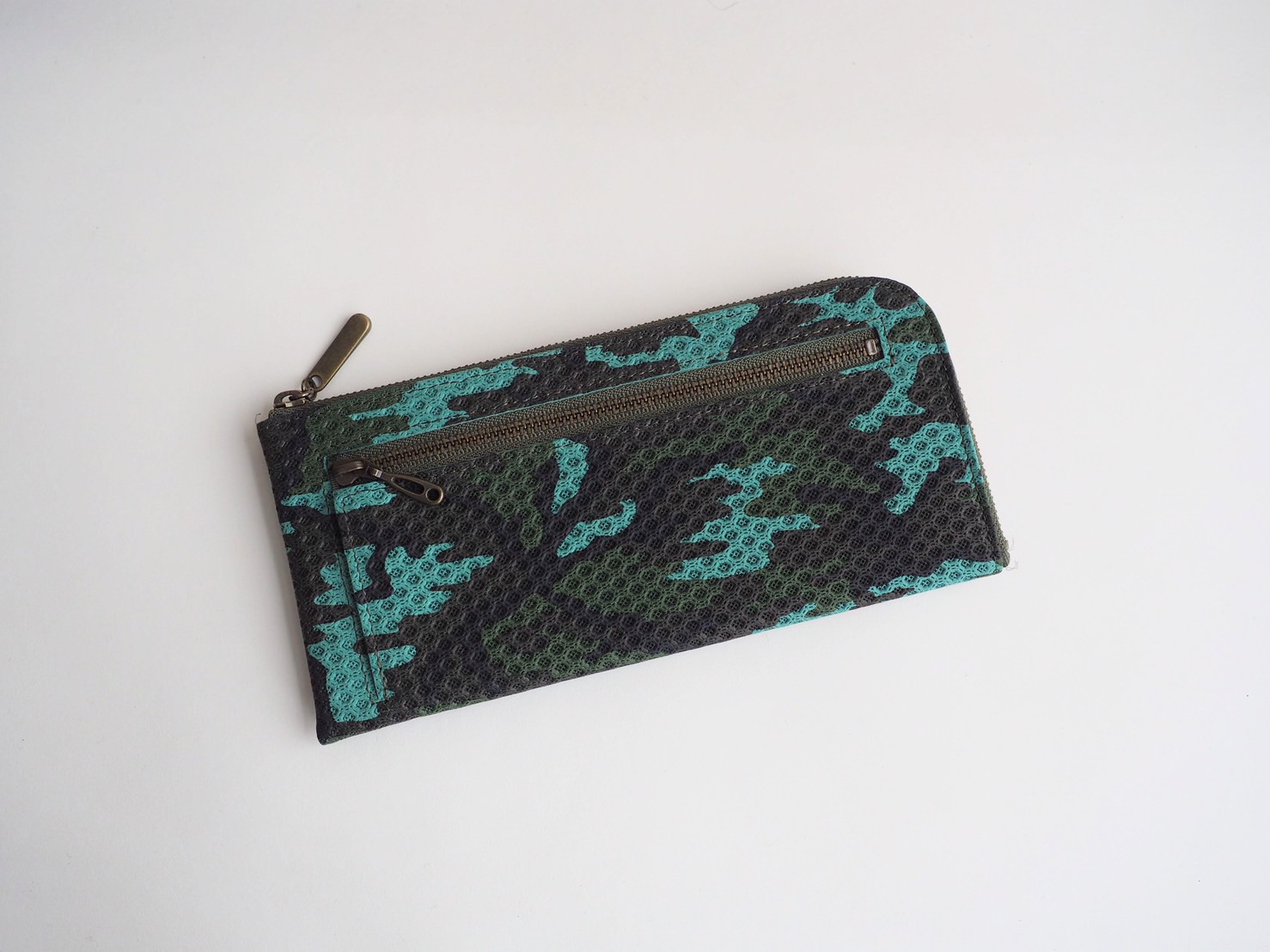 薄くて軽くて大容量なL字長財布 14枚カードポケット スペインシープ 迷彩ミント