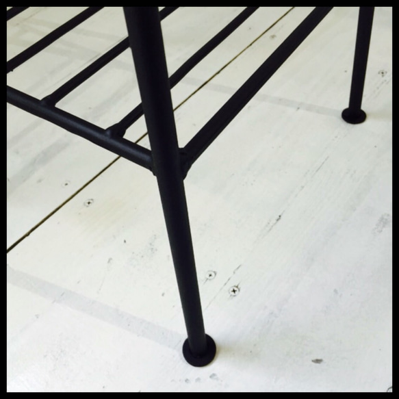 老木柏木和實心鐵製椅子（大）[可用尺寸訂購] 第4張的照片