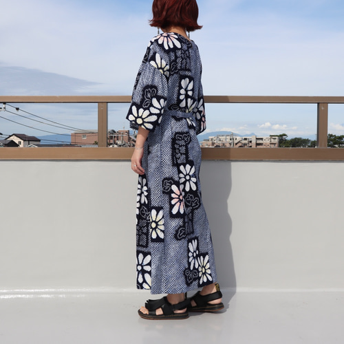LL 浴衣リメイク 新品反物浴衣 濃紺花 フリル袖ゆったりワンピース ○sale○着物リメイク○絞り染め浴衣のフリル袖ワンピース
