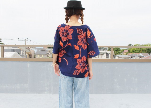 着物リメイク・浴衣のVネックブラウス（朱色の花・LL