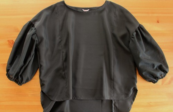 ●sale●着物リメイク・家紋付き黒着物のボリューム袖ブラウス（三つ柏・Ｍ～Ｌ） 5枚目の画像