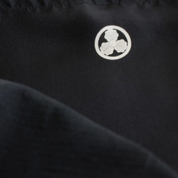 ●sale●着物リメイク・家紋付き黒着物のボリューム袖ブラウス（三つ柏・Ｍ～Ｌ） 7枚目の画像