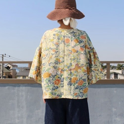 ●sale●着物リメイク・小紋の着物から作ったフリル袖ブラウス（薄黄色に鳥・L） 4枚目の画像