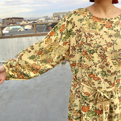 着物リメイク●小紋の着物から作ったドルマン袖ワンピース（クリーム色に花柄・M) 4枚目の画像