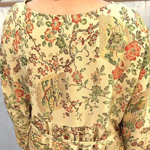 着物リメイク●小紋の着物から作ったドルマン袖ワンピース（クリーム色に花柄・M) 5枚目の画像