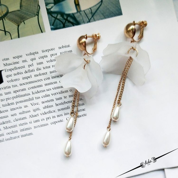 Ada流行飾品 韓國流行小清新立體透明花朵珍珠垂墜耳環 耳夾 無耳洞 造型耳環  生日禮物 宴會 派對 第2張的照片