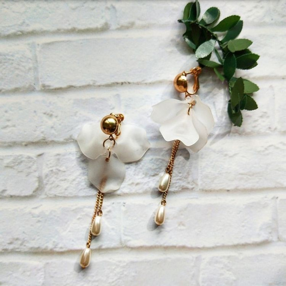 Ada流行飾品 韓國流行小清新立體透明花朵珍珠垂墜耳環 耳夾 無耳洞 造型耳環  生日禮物 宴會 派對 第4張的照片