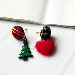 Ada流行飾品 韓國流行飾品不對稱聖誕樹絨毛愛心俏皮鈕扣造型垂墜耳環 耳針 紅色 聖誕元素 絨毛耳環 聖誕樹 耶誕 平安 第2張的照片