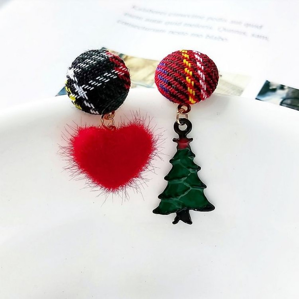 Ada流行飾品 韓國流行飾品不對稱聖誕樹絨毛愛心俏皮鈕扣造型垂墜耳環 耳針 紅色 聖誕元素 絨毛耳環 聖誕樹 耶誕 平安 第3張的照片