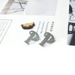 I JEWELRY高級手工純銀訂製系列 歐美流行英文P字母頂級鋯石純銀耳環 附純銀保證卡 精美禮物包裝 個性 時尚 第3張的照片
