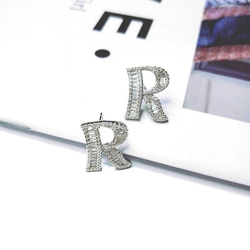 I JEWELRY高級手工純銀訂製系列 歐美流行英文R字母頂級鋯石純銀耳環 附純銀保證卡 精美禮物包裝 個性 時尚 第1張的照片
