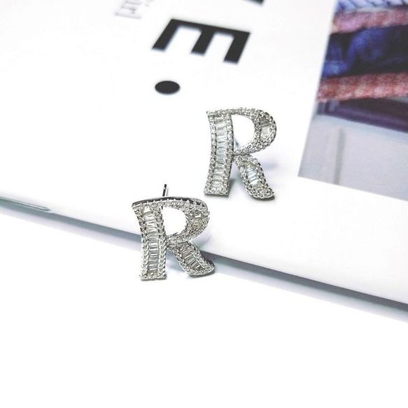 I JEWELRY高級手工純銀訂製系列 歐美流行英文R字母頂級鋯石純銀耳環 附純銀保證卡 精美禮物包裝 個性 時尚 第1張的照片