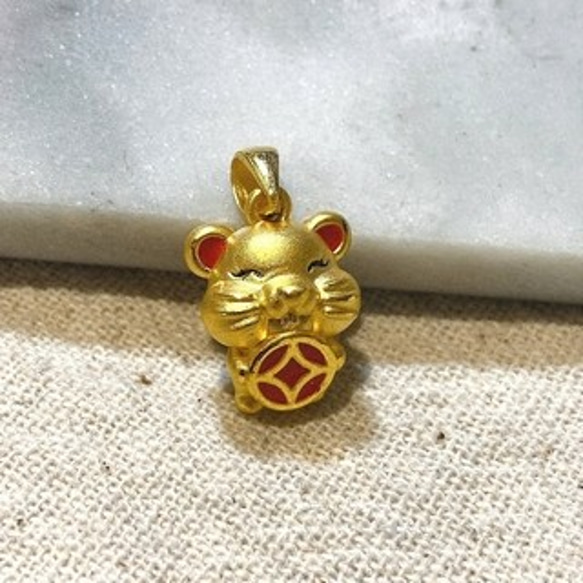 Eli Jewelry 富貴招財黃金錢老鼠抱金錢墜子/墜頭 附金飾保證卡 精美禮物包裝 生日禮物 現貨 第3張的照片