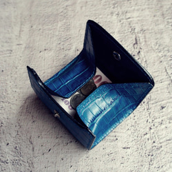 ライトブルー藍絞り革財布小さな袋が収納されました 7枚目の画像