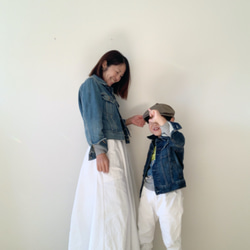 笑顔溢れる親子コーデ　白コーデュロイのスカートとキッズサルエルパンツのセット 2枚目の画像
