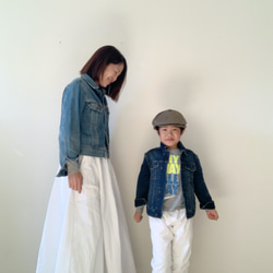 笑顔溢れる親子コーデ　白コーデュロイのスカートとキッズサルエルパンツのセット 4枚目の画像