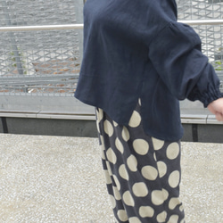 手刺繍のロールカラーブラウス〜リネン100％ネイビー〜 5枚目の画像