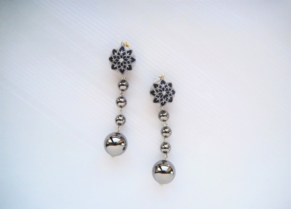 【Ball】TEMARIとブラックメタリックボールのノンホールピアス シルバーグレー ネイビー てまり 手毬 大人