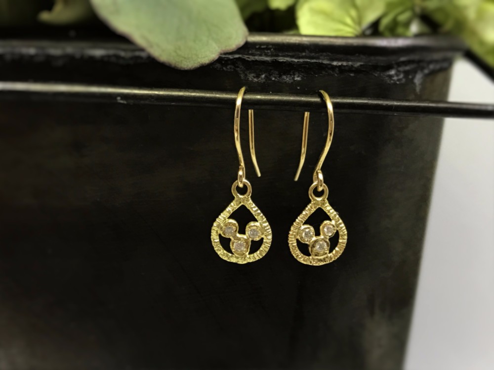 ◆K10◆ ３粒のダイヤのドロップピアス