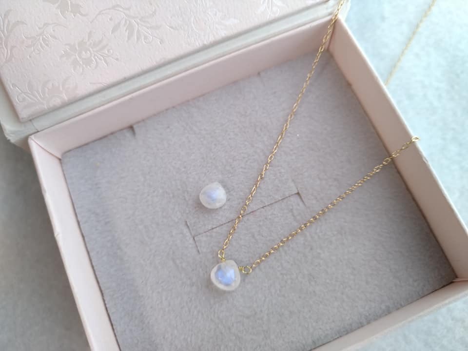 6月誕生石　ブルーの輝きが美しい乳白色の神秘の石　Bブルームーンストーン大人リッチネックレス