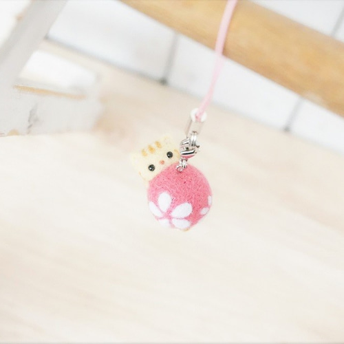 頑張るにゃんこのストラップ＊猫＊ピンク＊花＊羊毛フェルト 携帯  