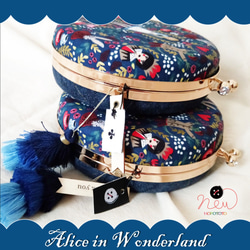 【免运】爱丽丝梦游仙境系列Alice in Wonderland深色双面不同图案手缝斜背手拿手提三用礼物交换口金双面流苏 第5張的照片