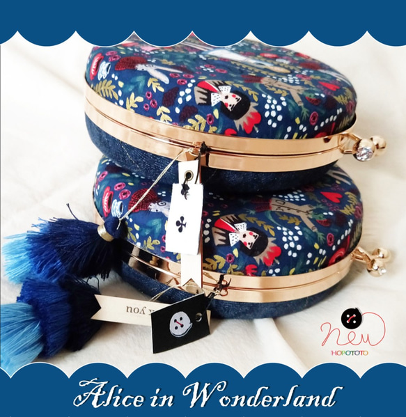 【免运】爱丽丝梦游仙境系列Alice in Wonderland深色双面不同图案手缝斜背手拿手提三用礼物交换口金双面流苏 第5張的照片