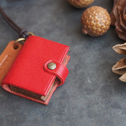 小さな手帳のネックレス　レッド 1枚目の画像