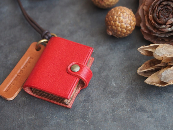 小さな手帳のネックレス　レッド 1枚目の画像