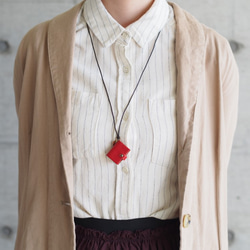 小さな手帳のネックレス　レッド 2枚目の画像