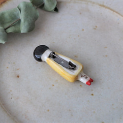 陶器で作った 箱入りドールのブローチ  9 ( 黄色いワンピースのめがねさん ) 5枚目の画像