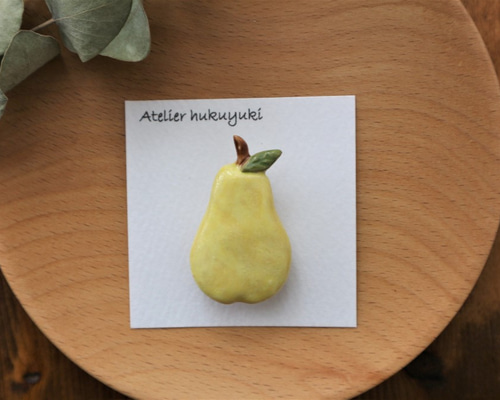 陶器で作った 洋梨のブローチ ( 黄色 ) ブローチ 福雪のAtelier