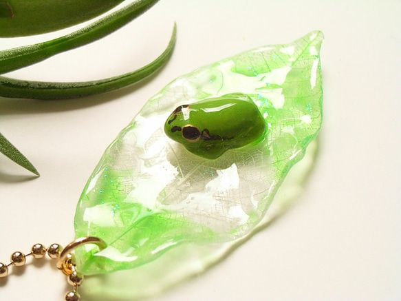 雨蛙と透明な葉っぱのバッグチャーム 2枚目の画像