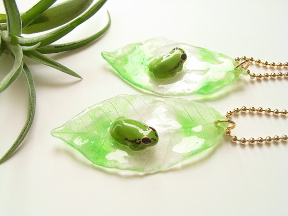 雨蛙と透明な葉っぱのバッグチャーム 5枚目の画像