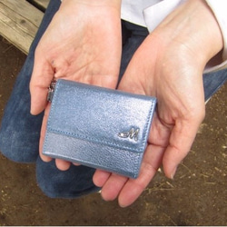 送料無料　手のひらサイズのイタリア製キッドスエードラメの三っ折れ財布ブルーMano da Manaオリジナル 1枚目の画像