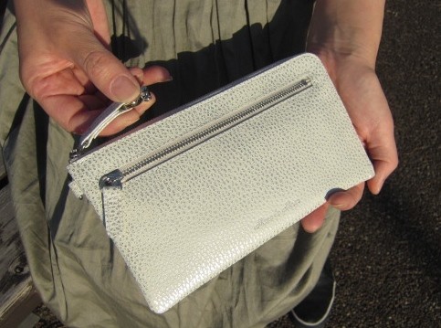 “送料無料2025年ハッピーカラー　大容量のマルチ長財布牛革シュリンク加工シルバー