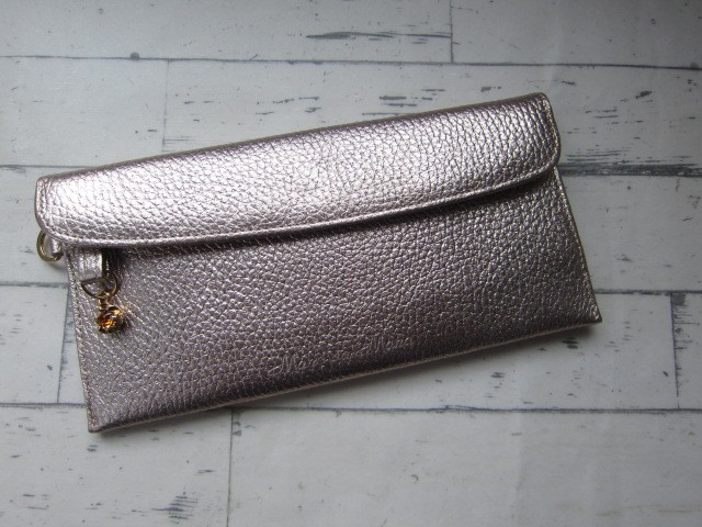 薄くてスッキリかぶせタイプの長財布　ピーチゴールド