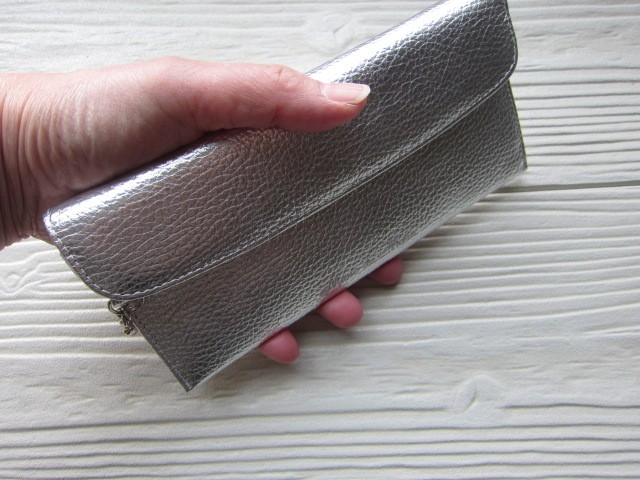 送料無料　ミニマル薄くてスッキリかぶせタイプの長財布　人気カラーシルバー