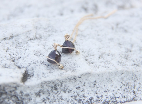 三角石榴石耳環鍊/ Triangle Garnet chain earring 第4張的照片