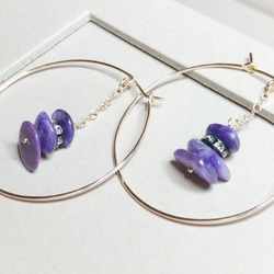 紫龍晶石碎片14KGF大圈耳環/ Charoite beads with 14KGF big hoop earring 第1張的照片