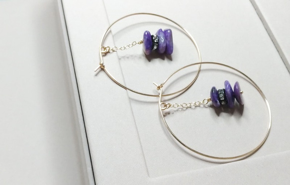 紫龍晶石碎片14KGF大圈耳環/ Charoite beads with 14KGF big hoop earring 第2張的照片