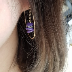 紫龍晶石碎片14KGF大圈耳環/ Charoite beads with 14KGF big hoop earring 第3張的照片