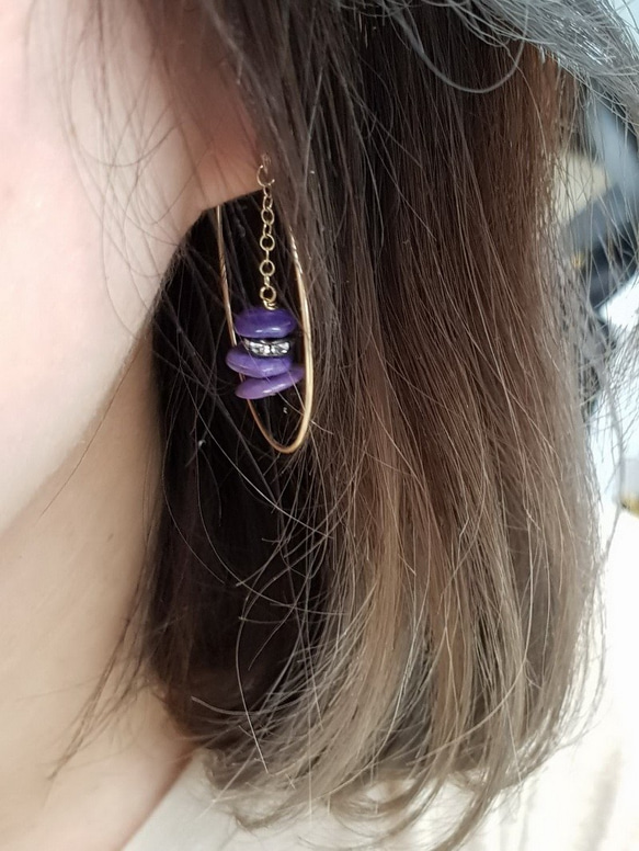 紫龍晶石碎片14KGF大圈耳環/ Charoite beads with 14KGF big hoop earring 第3張的照片