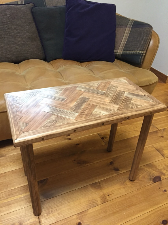 ヘリンボーン 檜のサイドテーブル(オスモカラー ウォルナット) 1枚目の画像