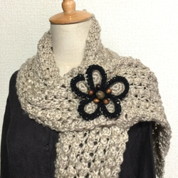 お花ブローチ付きの玉編みマフラー 1枚目の画像