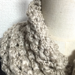 お花ブローチ付きの玉編みマフラー 2枚目の画像