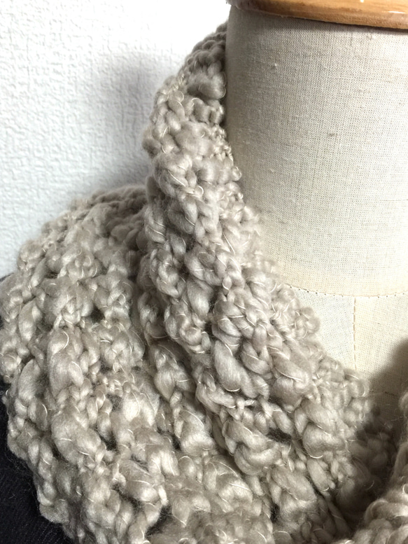 お花ブローチ付きの玉編みマフラー 2枚目の画像