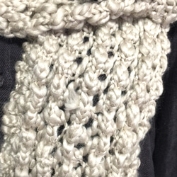 お花ブローチ付きの玉編みマフラー 3枚目の画像